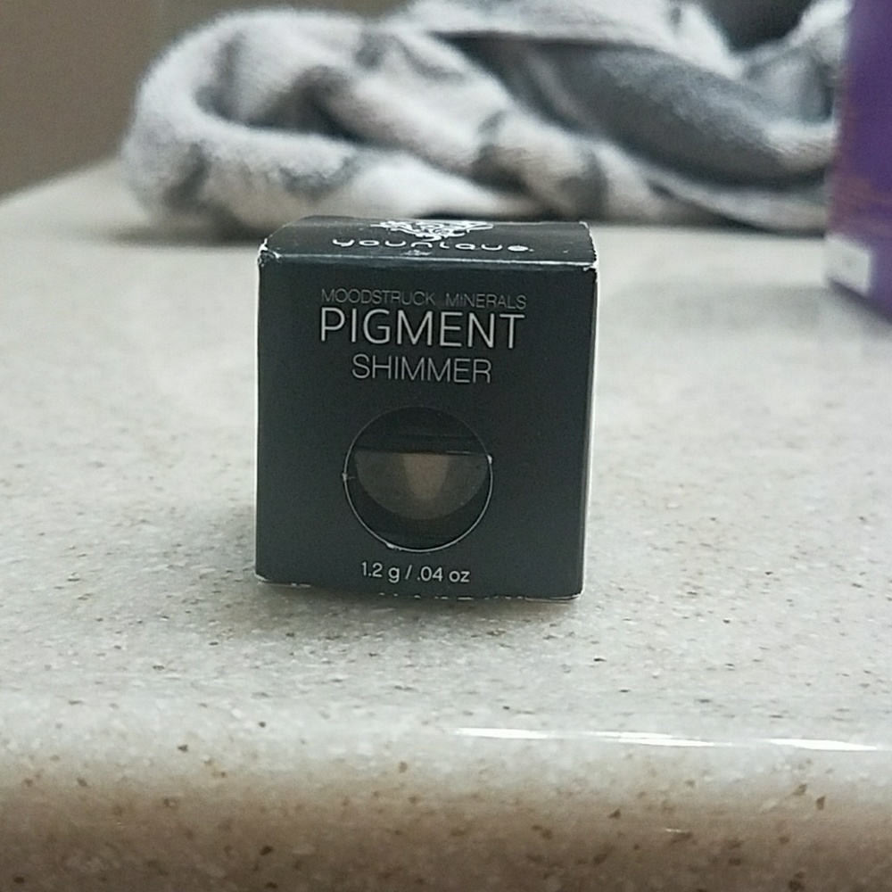 Younique pigment shadow in confident